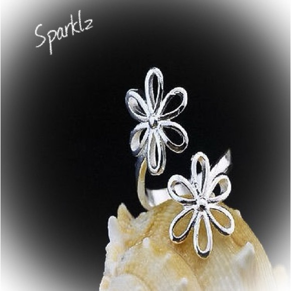 Cute silver plated openwork flower ring - Picture 1 of 2